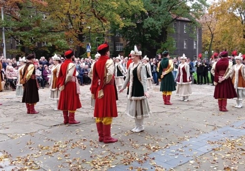Poloneza czas zacząć! Mysłowice świętują 3 Maja w tanecznym korowodzie