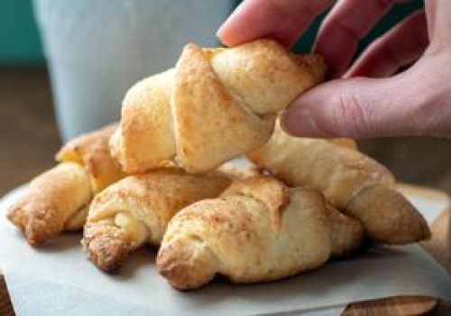 Szybkie rogaliki ze starego przepisu babci. Listkują jak półfrancuskie