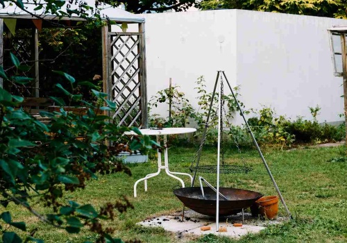 Jak palić ognisko w ogrodzie, aby uniknąć mandatu? Przewodnik po przepisach w 2026 roku