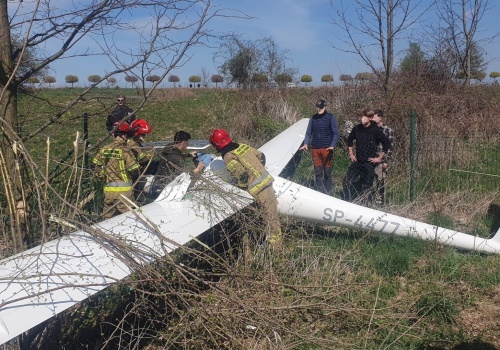 Awaryjne lądowanie szybowca. Maszyna zahaczyła o ogrodzenie