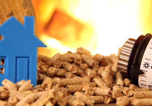 Ile kosztują pellet, węgiel i drewno w kwietniu 2026? Czy to dobry moment na zapasy?