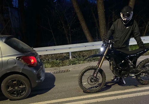 Motocykl elektryczny uderzył w auto. Kierowca uciekł z miejsca kolizji w Kozach. Policja szuka świadków