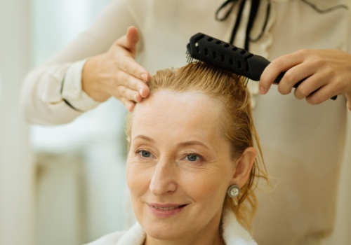 Fryzjerzy polecają je kobietom po 50. Twarz zyskuje naturalny lifting