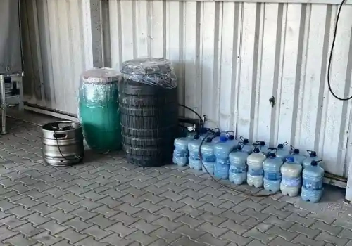 „Domowa gorzelnia” zlikwidowana. Kryminalni znaleźli setki litrów zacieru