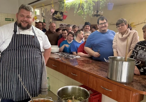 Marcin Socha przeprowadził warsztaty kulinarne dla podopiecznych ŚDS w Jaworznie