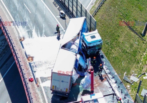 Ciężarówka uderzyła w bariery na S8. Kierowca zakleszczony