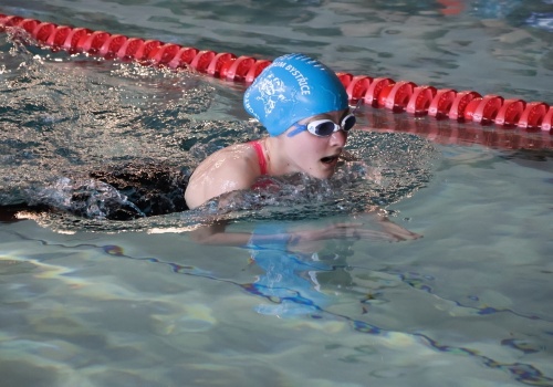 Basen pełen emocji. Zobacz, jak rywalizowali młodzi pływacy w Bystrzycy