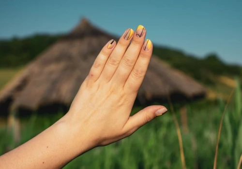 Manicure tytanowy vs. hybryda. Dlaczego tytan podbija salony?
