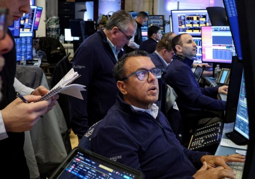 Kontrakty rosną po decyzji Trumpa, ale ryzyko geopolityczne wciąż w grze