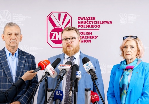 ZNP domaga się od rządu wznowienia prac nad inicjatywą „Godne płace…” Apeluje też o zmianę wysokości progów podatkowych i zmiany w kompensówkach