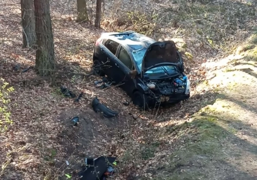 Ford dachował w rowie. Kierowcę znaleziono w ... domu