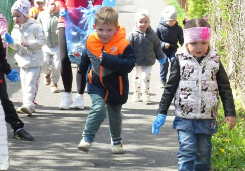 Dzień Ziemi: Przedszkolaki z Delfinka sprzątały Park Młodzieżowy