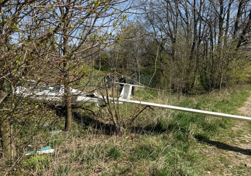 Wypadek szybowca - statek powietrzny uderzył w zarośla i ogrodzenie posesji
