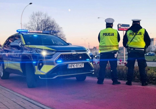 Groźne zdarzenie przy rondzie. Autobus MPK, osobówka i hulajnoga brały udział w kolizji