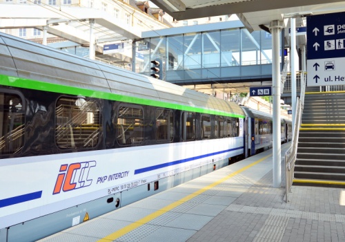 Koniec z kontrolą biletów w PKP Intercity. Pasażerowie zrobią to sami