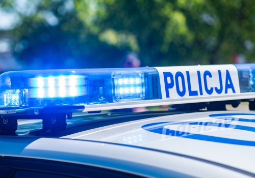 Kierowca z zakazem prowadzenia pojazdów zatrzymany przez policję. Był poszukiwany