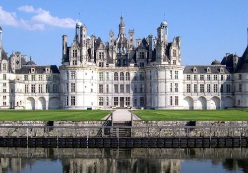 Zamek Chambord w Dolinie Loary. Największa rezydencja Francji i jej historia