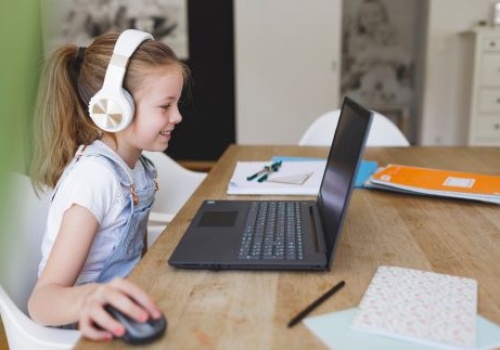 Wybór wykonawców w przetargu na 100 tys. zestawów do nauczania zdalnego