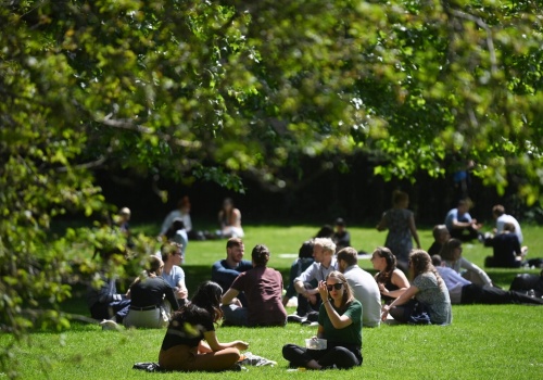 W czwartek temperatura do 17 st. C na zachodzie kraju. W weekend możliwe załamanie pogody