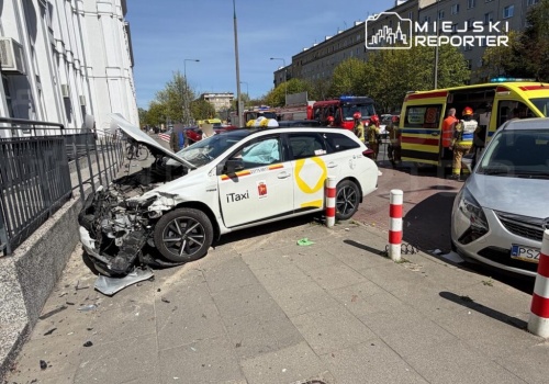 Zderzenie dwóch aut na Mokotowie. Kierująca uciekła pieszo