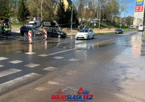 Awaria magistrali wodociągowej na Zabobrzu. Zalana ulica i tysiące mieszkańców bez wody.