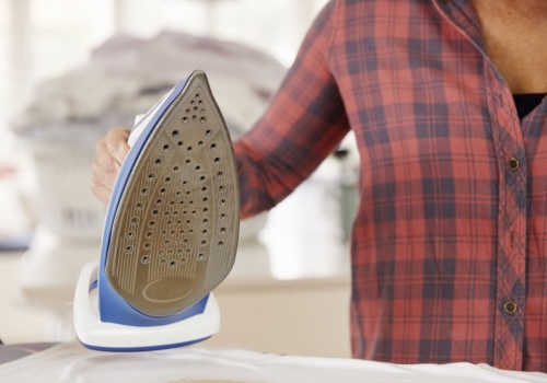 Zapomnij o ciągle przypalonym żelazku. Tak szybko usuniesz zabrudzenia