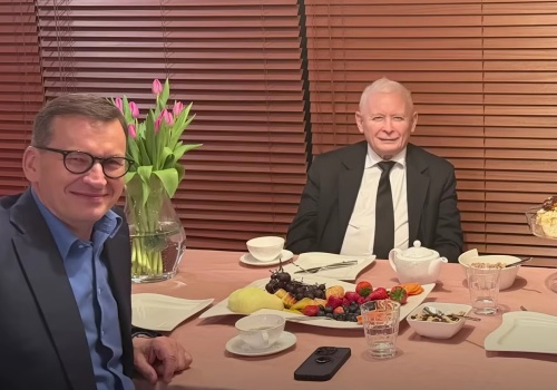 Kruchy rozejm. Jak długo wytrzyma porozumienie Kaczyński–Morawiecki?