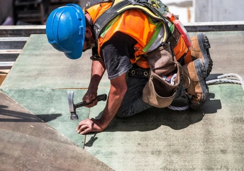 Wysoka cholewka czy swoboda ruchów? Analiza zagrożeń na stanowisku pracy a wybór fasonu