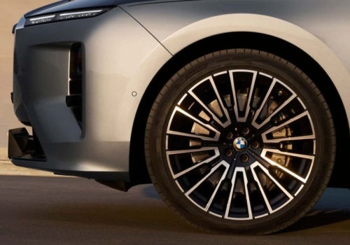 Odświeżona Seria 7 wygląda jeszcze dziwniej. Z tyłu wielkie lampy, a we wnętrzu ekran „na doczepkę”