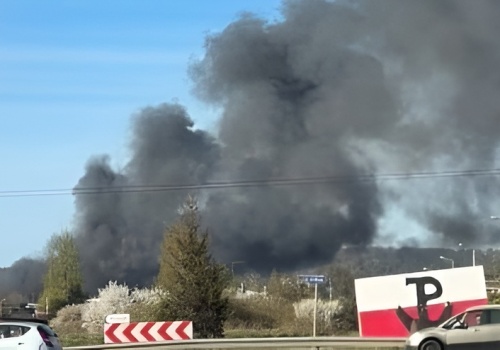 Pożar w Gdyni. Zapaliła się stumetrowa hala ze sprasowaną makulaturą