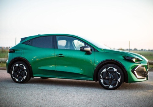 Renault Clio liderem kwartału w Europie. Tesla wygrała tylko marzec