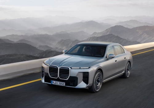 Tak BMW odpowiada Mercedesowi. Luksus z technologią Neue Klasse. Odnowione BMW serii 7