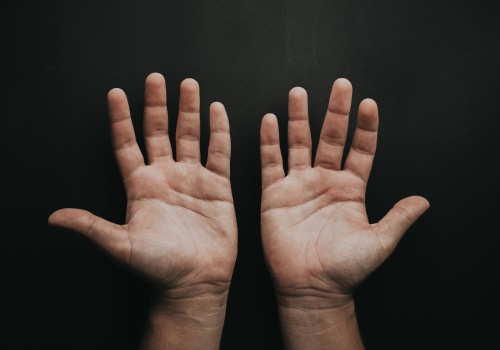 Odtrucie alkoholowe a drżenie rąk – kiedy objaw sugeruje więcej niż zwykły kac