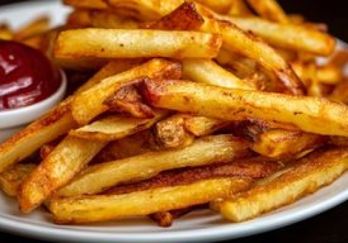 Wsyp do oleju tuż przed smażeniem. Frytki wyjdą złociste, chrupiące i o niebo lepsze niż w restauracji