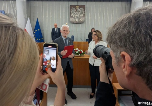 Senat przekazał Alesiowi Bialackiemu uchwałę w sprawie Andrzeja Poczobuta