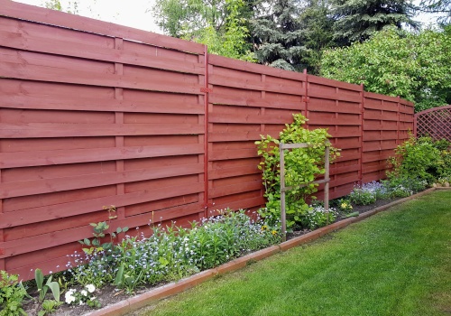 Czy trzeba płacić za ogrodzenie sąsiada? W gospodarstwie liczy się granica, dojazd i koszty płotu