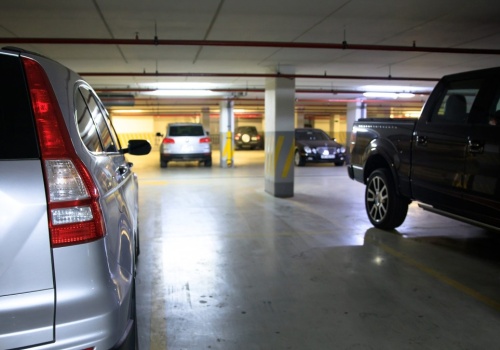Stłuczka w garażu podziemnym. Kto zapłaci za uszkodzone auto?