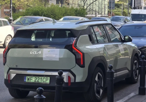 Nieoznakowane auta policyjne z naklejkami. Wszystko lege artis!