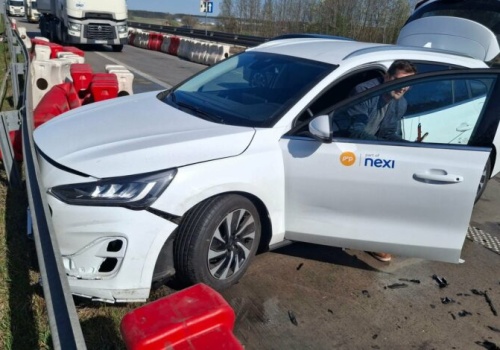 Zderzenie dwóch samochodów na S8. Droga w kierunku Wrocławia była całkowicie zablokowana