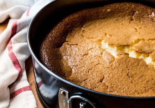 To najlepsza temperatura do pieczenia sernika. Rośnie do nieba i nie pęka