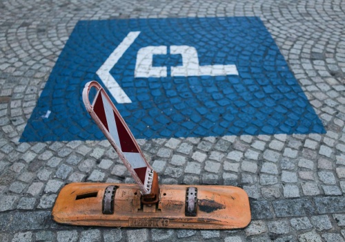 Koniec z zajętymi miejscami? Blokady parkingowe wracają do łask w Olsztynie – pilot czy klasyczna kłódka?