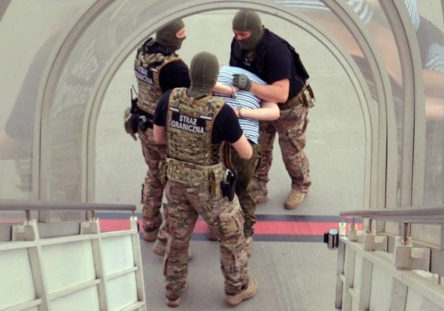 Akcja służb na lotnisku w Lublinie. Zamiast wakacji – komisariat