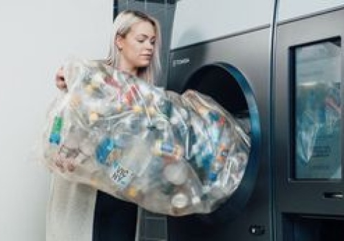 Zamiast jednej butelki wrzucisz od razu całą siatkę. Tak jak w Norwegii