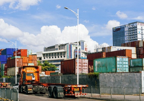 Bezrobocie rośnie, a logistyka i produkcja nadal rekrutują
