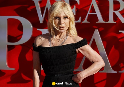 Donatella Versace olśniła na premierze. Z Anne Hathaway nie kryły śmiechu