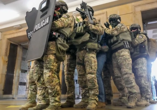 Śmigłowiec nad Wrocławiem, zamachowcy w firmie i urzędzie. Wielkie ćwiczenia służb OLEK 2026