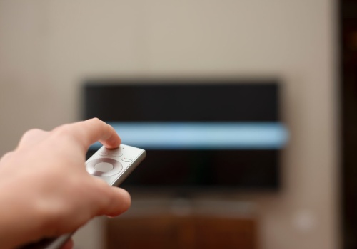 Przytrzymaj przycisk raz w miesiącu. Twój Smart TV odżyje