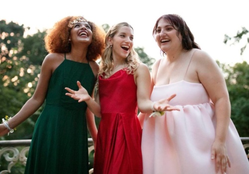 Jaka sukienka na wesele dla niskiej osoby? Oto 3 rzeczy, które musisz wziąć pod uwagę