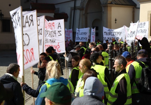 Protest przed Urzędem Miasta Krakowa. Spór o przyszłość Płaszowa i Rybitw