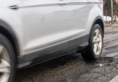 Zima pozostawiła dziurawe i spękane jezdnie. Trwają naprawy dróg w Pruszczu Gdańskim